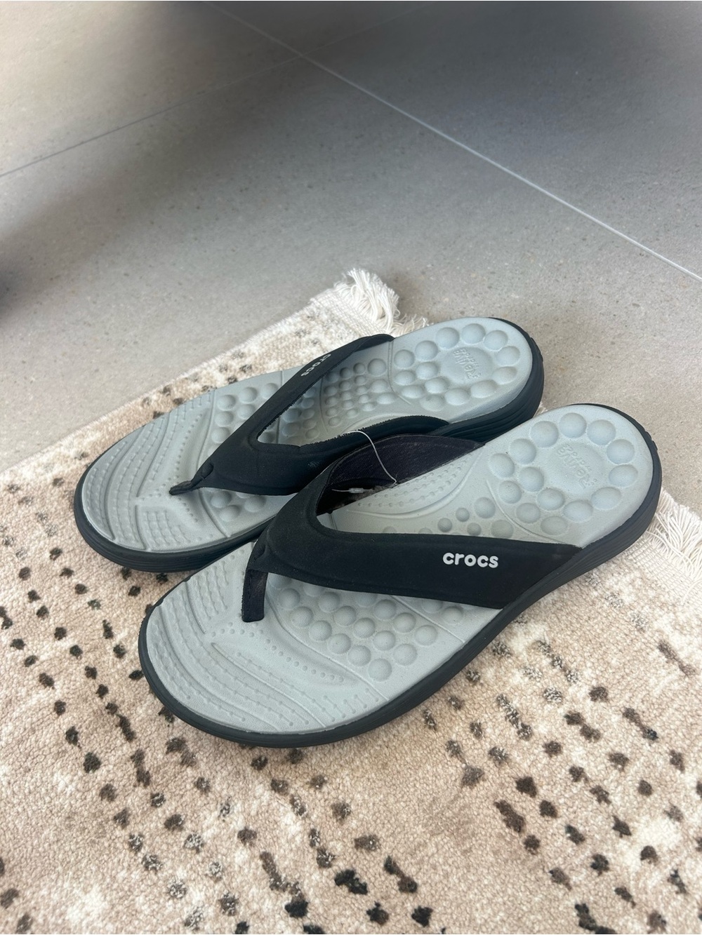 CROCS Women’s/Unisex Black and Light Gray Flip Sandals❤️8 - Picture 6 of 9